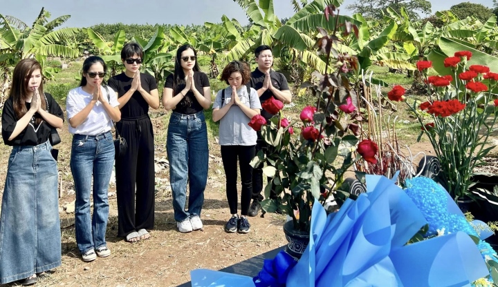 Sao Việt 24/11: Thanh Hương Người phán xử thăm mộ NSND Hoàng Dũng - Ảnh 2. Sao Việt 24/11: Thanh Hương Người phán xử thăm mộ NSND Hoàng Dũng - Ảnh 2.