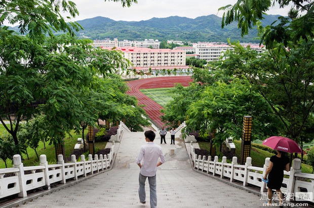 Công xưởng ôn thi đại học khắc nghiệt nhất Trung Quốc: Học 17 tiếng/ngày, con vi phạm cha mẹ cũng bị phạt - Ảnh 5.