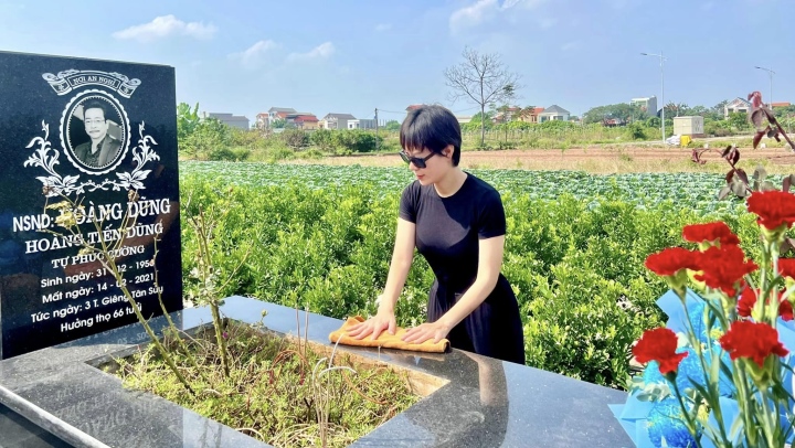 Sao Việt 24/11: Thanh Hương Người phán xử thăm mộ NSND Hoàng Dũng - Ảnh 1. Sao Việt 24/11: Thanh Hương Người phán xử thăm mộ NSND Hoàng Dũng - Ảnh 1.