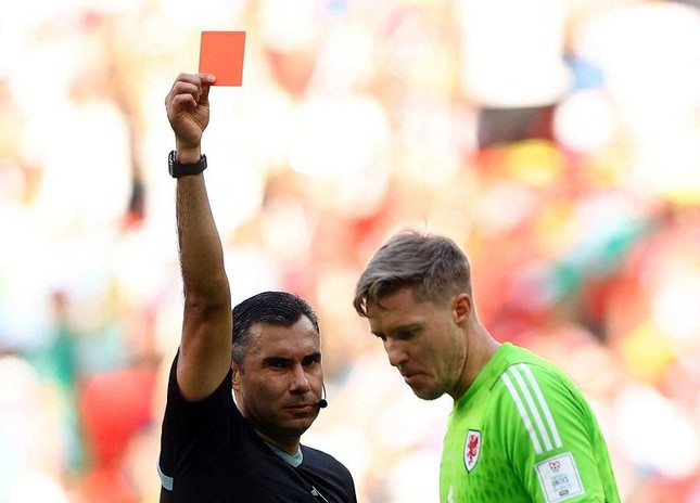 Lên gối như MMA, thủ môn Xứ Wales phải nhận thẻ đỏ đầu tiên của World Cup 2022 - Ảnh 1.