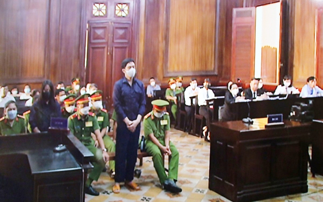 Dì ghẻ Nguyễn Võ Quỳnh Trang lại khóc nức nở tại tòa  - Ảnh 1.