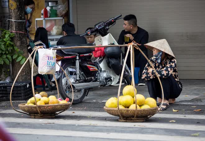 Hà Nội sáng nay: Người dân co ro trong đợt không khí lạnh đầu tiên của mùa đông - Ảnh 7.