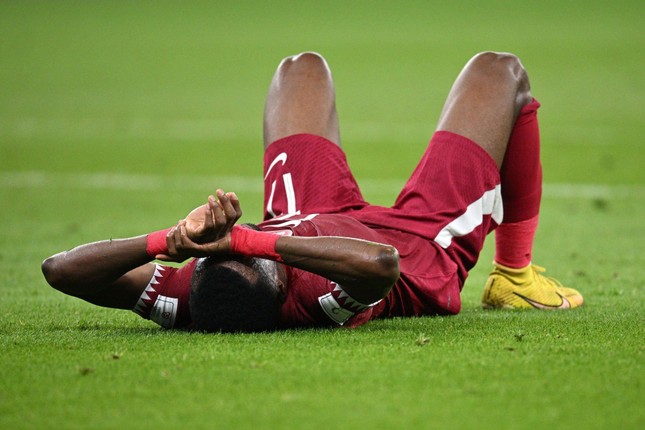 Qatar chuẩn bị đi vào lịch sử World Cup với cột mốc đáng xấu hổ - Ảnh 2.
