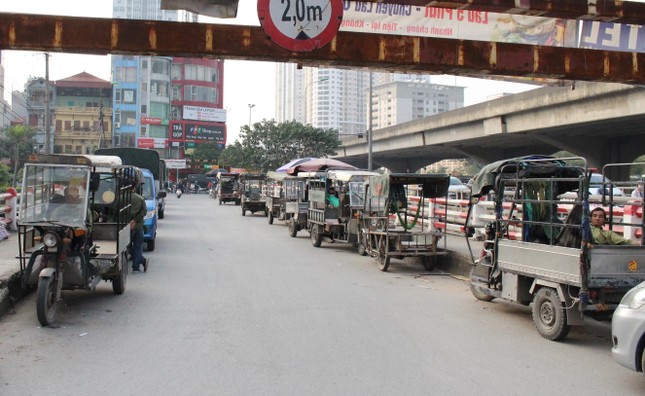 Chống ùn tắc giao thông tại Hà Nội: Cần giảm mật độ xe giờ cao điểm - Ảnh 1.