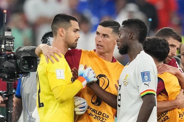 Ronaldo nói gì với Diogo Costa sau màn ‘chết hụt’ của Bồ Đào Nha? - Ảnh 1.