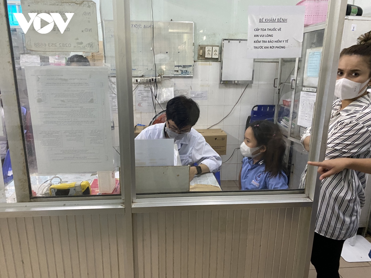 Tiền Giang: Nhiều học sinh tiểu học nhập viện nghi bị ngộ độc thực phẩm - Ảnh 2. Tiền Giang: Nhiều học sinh tiểu học nhập viện nghi bị ngộ độc thực phẩm - Ảnh 2.