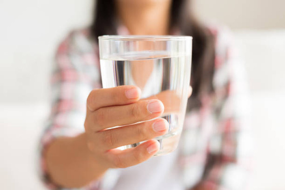 Nghiên cứu mới: Chúng ta có thể không cần uống 2 lít nước mỗi ngày - Ảnh 1.