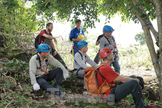 Theo chân đoàn chuyên gia khảo sát hang động sâu nhất Công viên địa chất Đắk Nông - Ảnh 12.