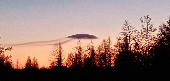 ‘Vật thể lạ’ giống UFO được nhìn thấy bay trên bầu trời của Nga - Ảnh 1.