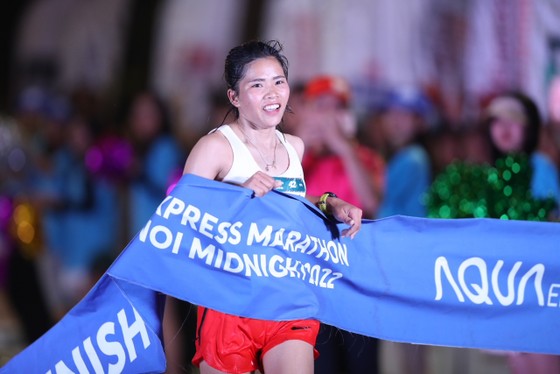 10.000 VĐV đã được trải nghiệm chạy marathon đêm Hà Nội 2022 - Ảnh 2.