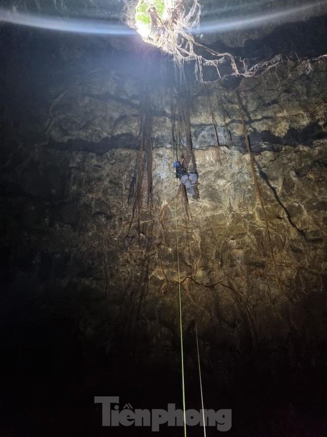 Theo chân đoàn chuyên gia khảo sát hang động sâu nhất Công viên địa chất Đắk Nông - Ảnh 11.