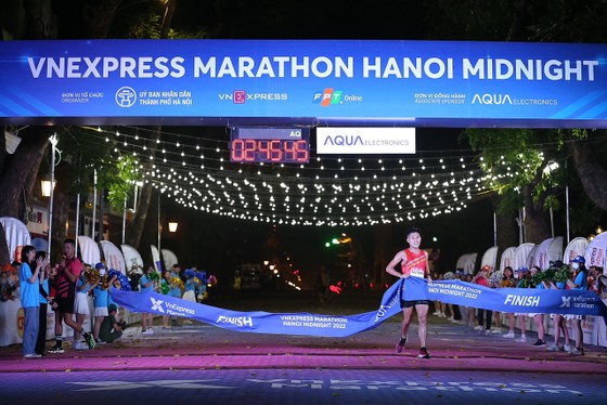 10.000 VĐV đã được trải nghiệm chạy marathon đêm Hà Nội 2022 - Ảnh 1.