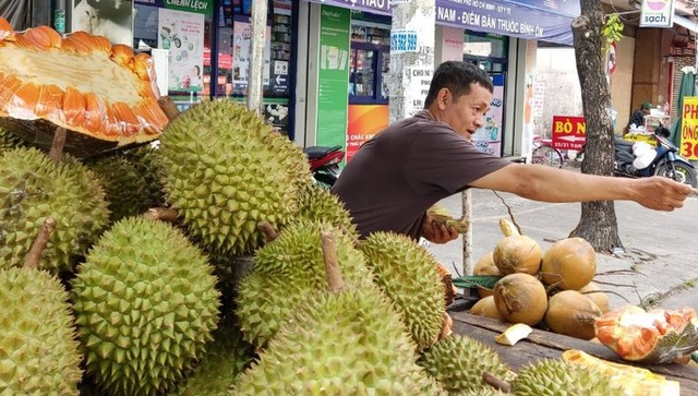  Mít ruột đỏ giá vài trăm ngàn 1 kg vẫn cháy hàng  - Ảnh 2.