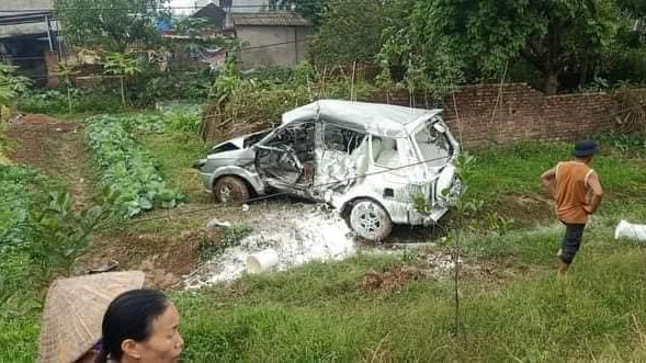 Đằng sau những bức ảnh TNGT: Bất cẩn vượt đường tàu, Mitsubishi Jolie bị đâm bắn tung vào lề đường - Ảnh 2.