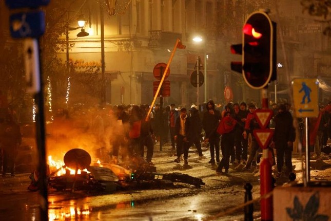 Bạo loạn kinh hoàng tại thủ đô Brussels sau trận Bỉ thua Morocco - Ảnh 4.