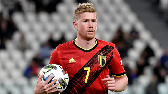 Báo Bỉ: ‘Ai đó có thể đánh thức Kevin De Bruyne được không?’ - Ảnh 1.