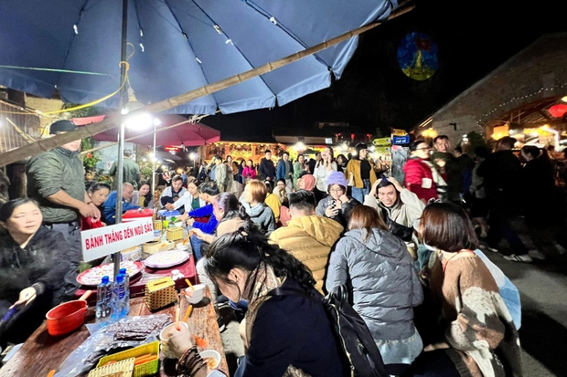  Du khách ùn ùn đổ về, Hà Giang tắc đường, chợ đêm Đồng Văn đông nghẹt thở - Ảnh 9.