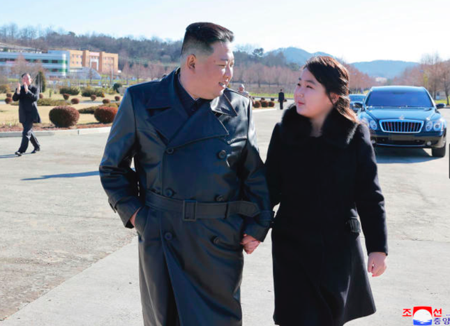 Con gái ông Kim Jong Un tái xuất, đốt nóng tranh luận về người kế vị - Ảnh 1.