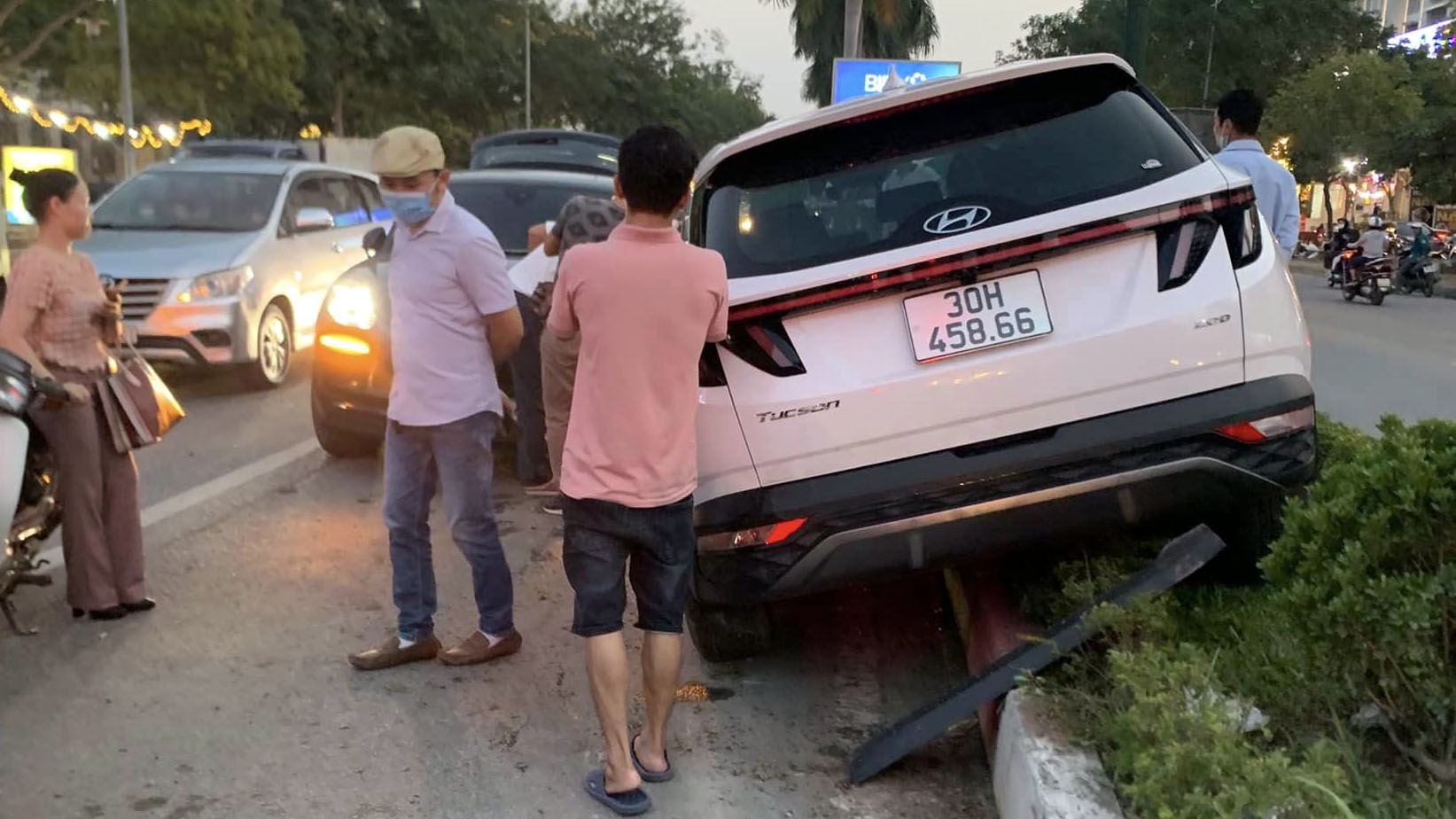 Đằng sau những bức ảnh TNGT: Vào cua không làm chủ tay lái, Hyundai Tucson đâm bẹp đầu Porsche Macan - Ảnh 4.