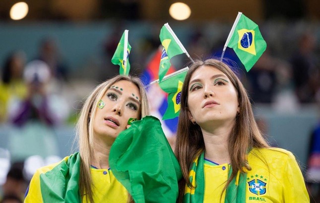 Không thể rời mắt trước nhan sắc các CĐV nữ Brazil trên khán đài World Cup 2022 - Ảnh 16.