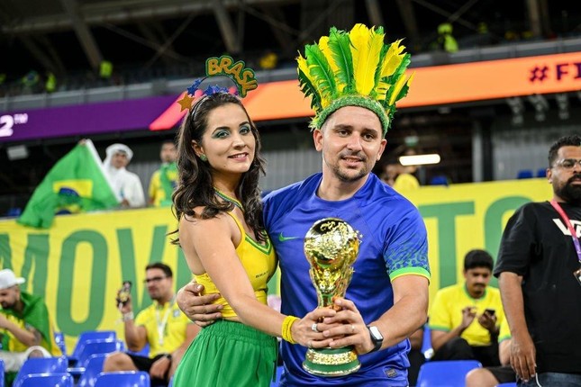 Không thể rời mắt trước nhan sắc các CĐV nữ Brazil trên khán đài World Cup 2022 - Ảnh 7.