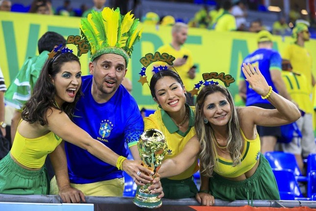 Không thể rời mắt trước nhan sắc các CĐV nữ Brazil trên khán đài World Cup 2022 - Ảnh 6.