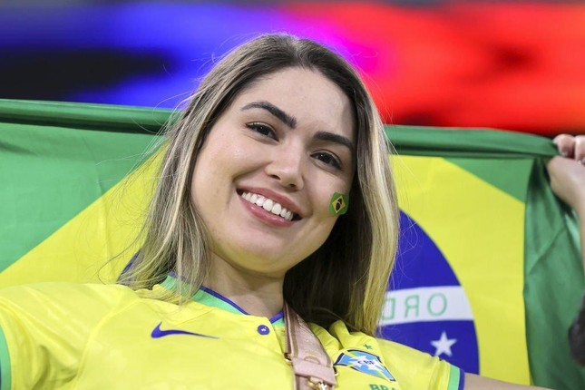 Không thể rời mắt trước nhan sắc các CĐV nữ Brazil trên khán đài World Cup 2022 - Ảnh 5.