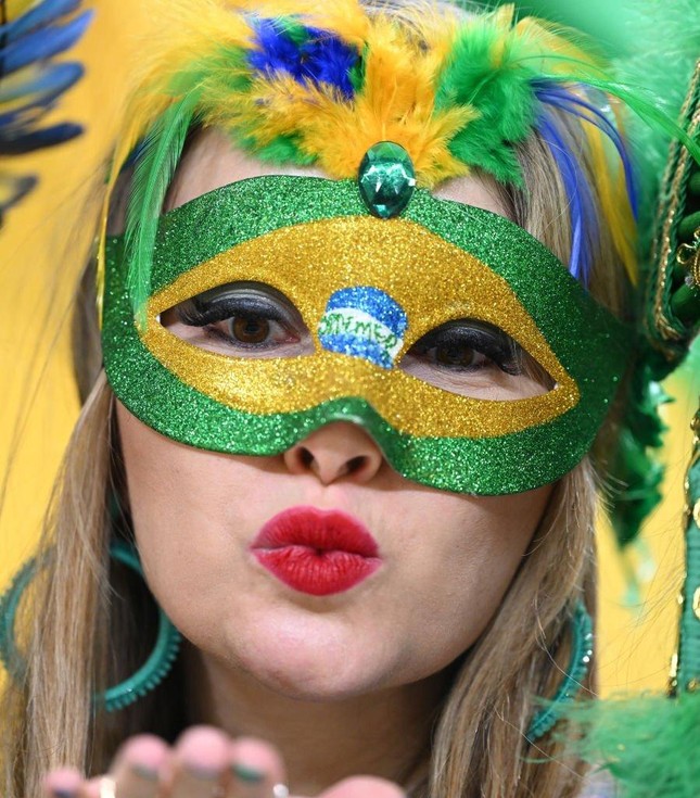 Không thể rời mắt trước nhan sắc các CĐV nữ Brazil trên khán đài World Cup 2022 - Ảnh 15.