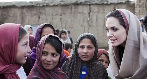  Angelina Jolie: Hành trình trở thành nhà hoạt động xã hội nhiệt huyết và nỗ lực làm một người mẹ đủ tốt - Ảnh 2.