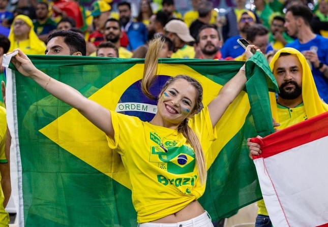 Không thể rời mắt trước nhan sắc các CĐV nữ Brazil trên khán đài World Cup 2022 - Ảnh 14.