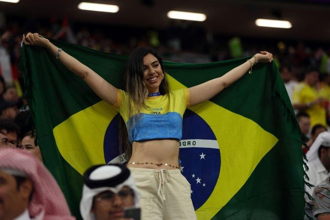 Không thể rời mắt trước nhan sắc các CĐV nữ Brazil trên khán đài World Cup 2022 - Ảnh 13.