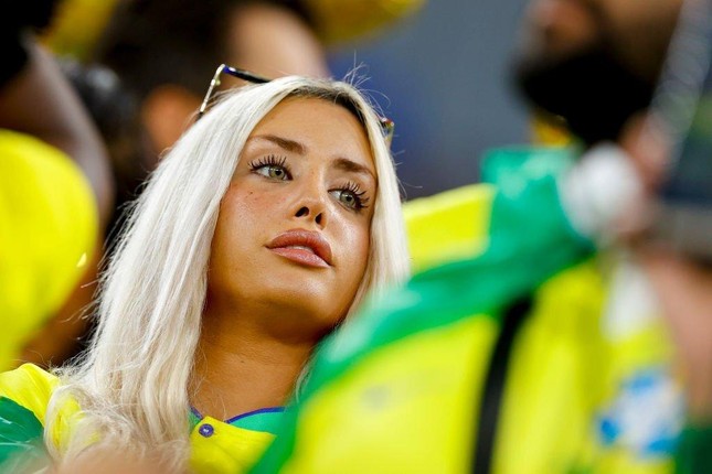 Không thể rời mắt trước nhan sắc các CĐV nữ Brazil trên khán đài World Cup 2022 - Ảnh 12.