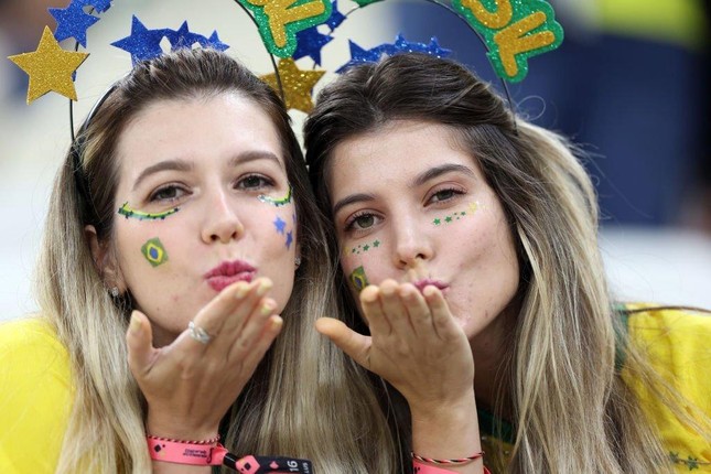 Không thể rời mắt trước nhan sắc các CĐV nữ Brazil trên khán đài World Cup 2022 - Ảnh 11.