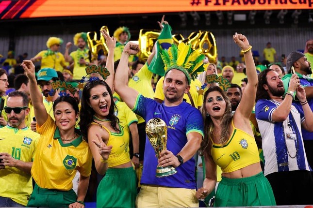 Không thể rời mắt trước nhan sắc các CĐV nữ Brazil trên khán đài World Cup 2022 - Ảnh 10.