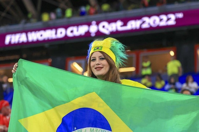 Không thể rời mắt trước nhan sắc các CĐV nữ Brazil trên khán đài World Cup 2022 - Ảnh 9.