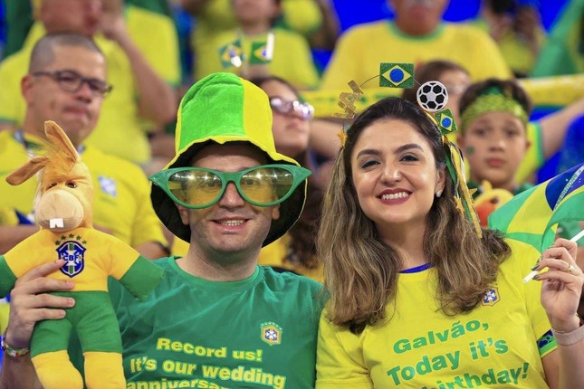 Không thể rời mắt trước nhan sắc các CĐV nữ Brazil trên khán đài World Cup 2022 - Ảnh 8.
