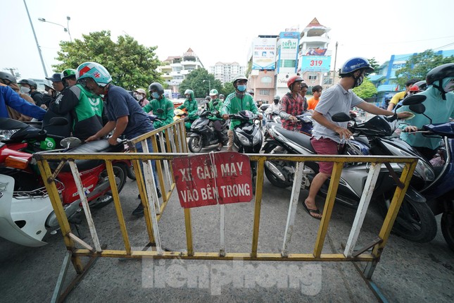 Ám ảnh rào chắn, dây giăng ở cây xăng TPHCM như thời phong tỏa giãn cách xã hội - Ảnh 6.