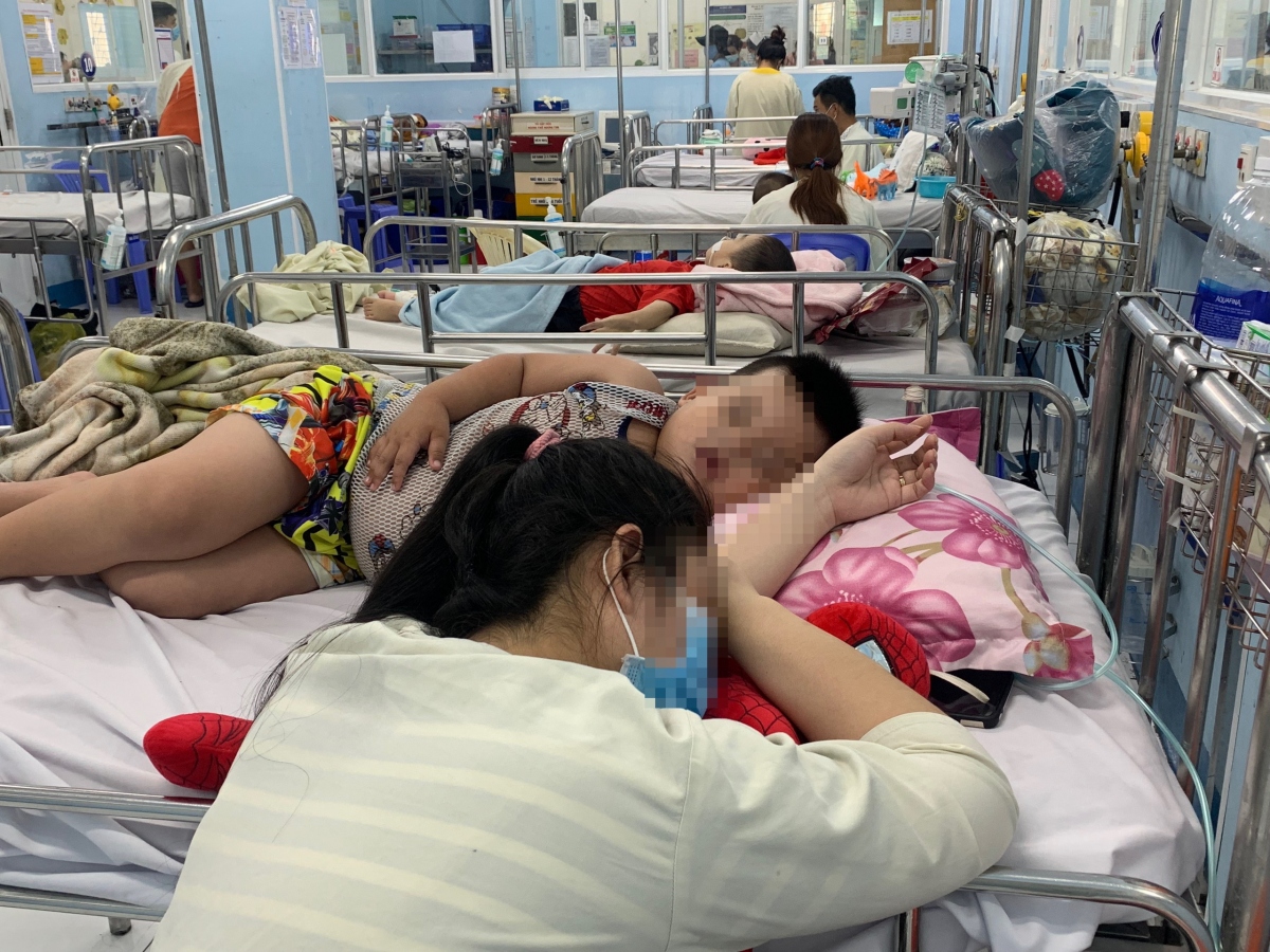 Bệnh viện TP.HCM quá tải vì bệnh hô hấp, bác sĩ lưu ý phát hiện sớm ca nặng - Ảnh 1. Bệnh viện TP.HCM quá tải vì bệnh hô hấp, bác sĩ lưu ý phát hiện sớm ca nặng - Ảnh 1.