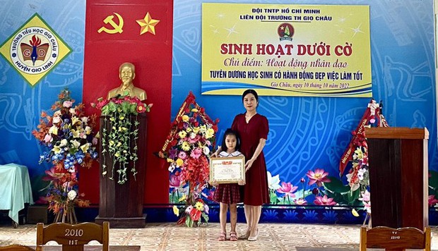 Tuyên dương học sinh lớp 1 nhặt được 12 triệu đồng, tìm trả người đánh rơi - Ảnh 1.