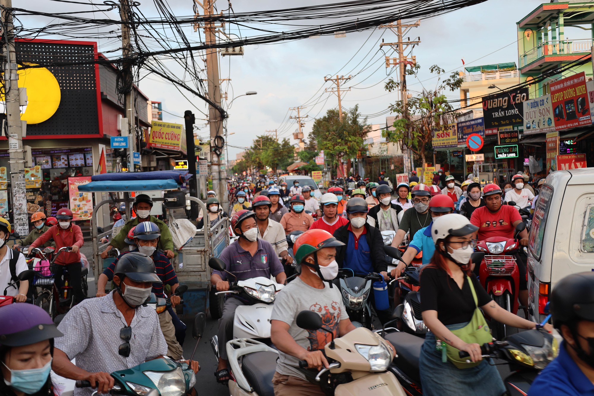 Quận đông dân nhất Việt Nam, bằng 2 tỉnh cộng lại - Ảnh 2.