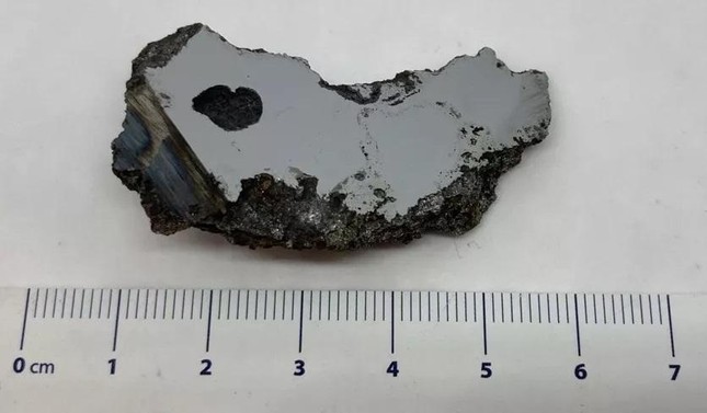 Hai khoáng chất chưa từng thấy trên Trái đất được tìm thấy bên trong thiên thạch nặng 15 tấn - Ảnh 1.