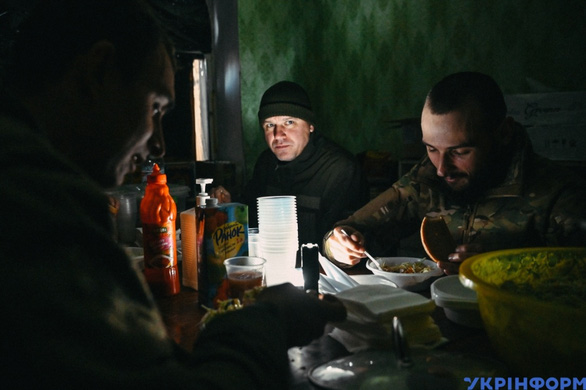 Đầu bếp quân đội Ukraine kể chuyện nấu ăn ‘không có điện’ trong thời chiến - Ảnh 6.