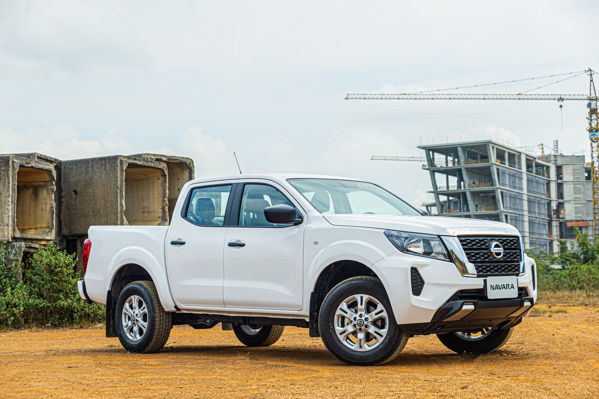 Ra mắt Nissan Navara bản giá rẻ tại Việt Nam: Giá 699 triệu đồng, thêm lựa chọn cho người thực dụng - Ảnh 1.