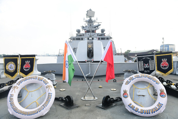 Hai tàu hộ vệ tên lửa và tuần tra Ấn Độ thăm TP.HCM - Ảnh 1.