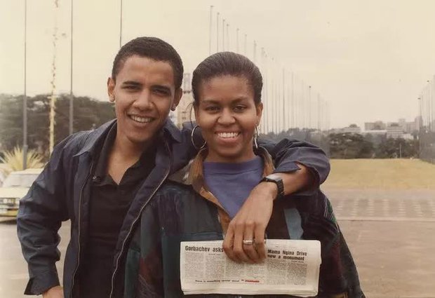 Chuyện tình đẹp của vợ chồng cựu tổng thống Obama: Sau ba thập kỷ vẫn khiến nhiều người ngưỡng mộ - Ảnh 1.