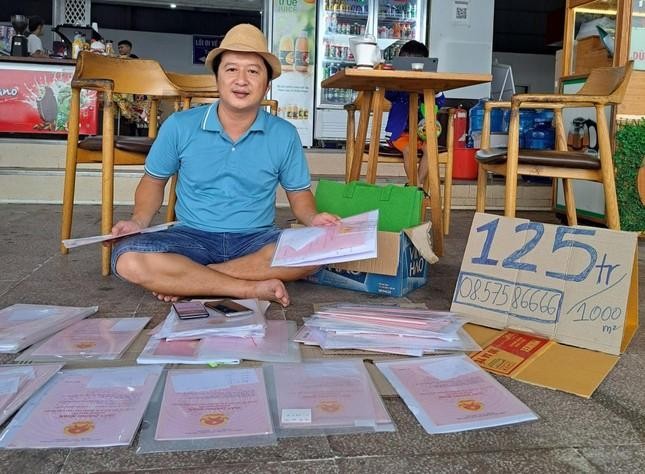 Lãnh đạo Bình Thuận lên tiếng vụ giám đốc bày bán hơn 100 sổ đỏ trên vỉa hè - Ảnh 1.