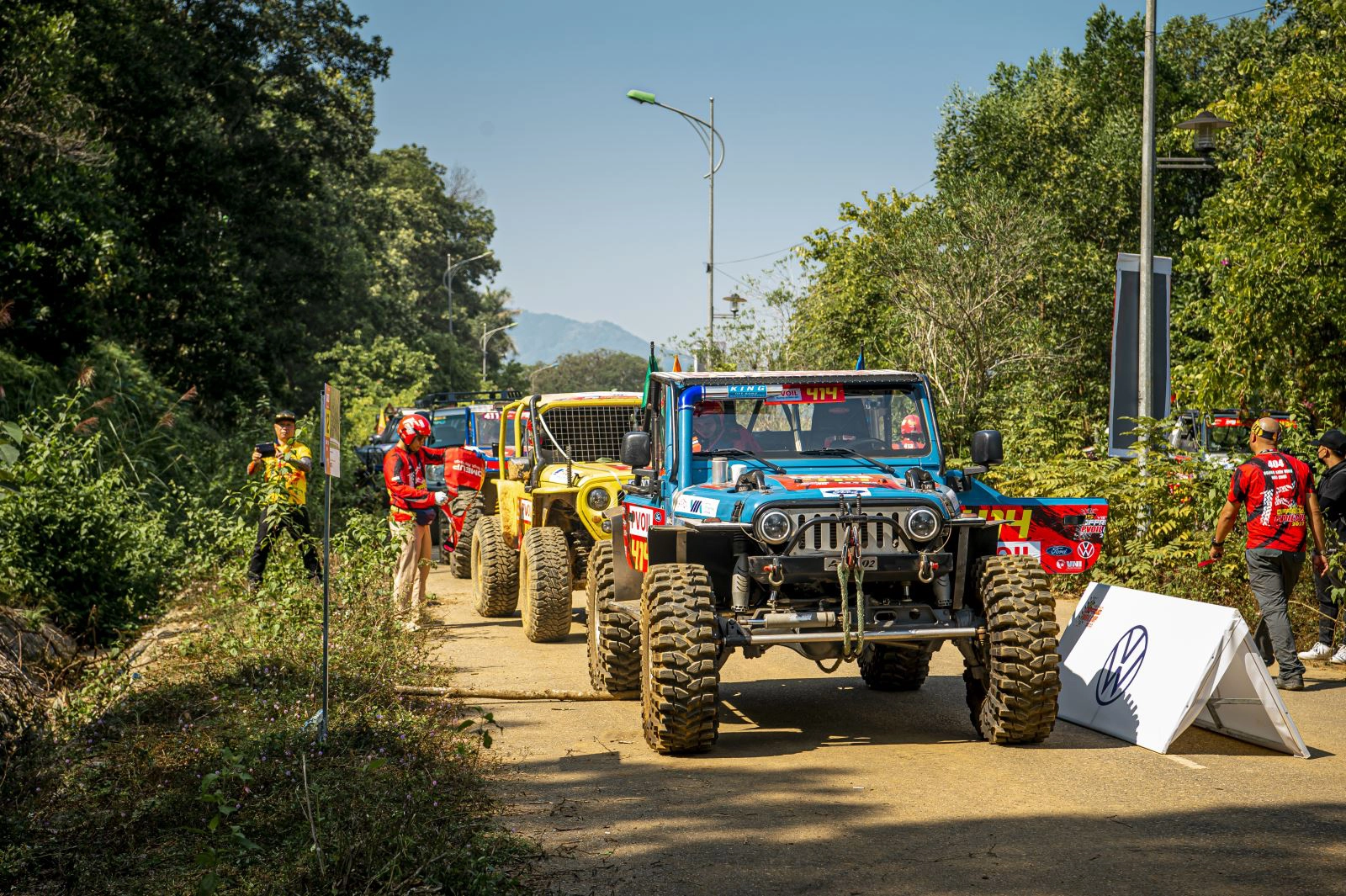 Tài xế vất vả vượt qua nhiều bài off-road khắc nghiệt trong ngày đầu VOC 2022 - Ảnh 1.