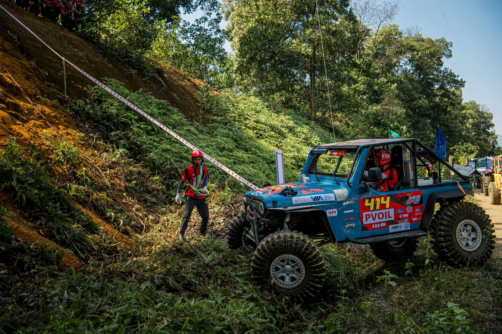 Tài xế vất vả vượt qua nhiều bài off-road khắc nghiệt trong ngày đầu VOC 2022 - Ảnh 6.