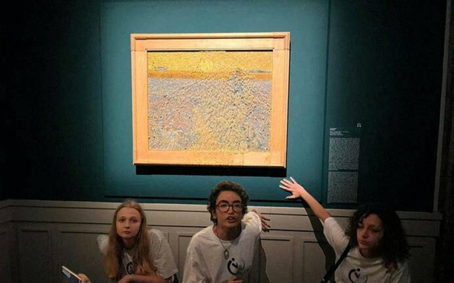 Ném súp vào bức tranh của danh họa Van Gogh ở Rome nhằm phản đối biến đổi khí hậu - Ảnh 1.