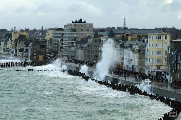 Giải mã phố cảng độc nhất châu Âu, nơi những con sóng cao hơn tòa nhà, cất giữ tinh túy nước Pháp dưới lòng biển - Ảnh 4.